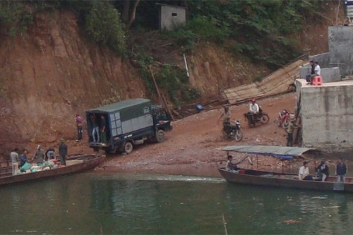 Smugglers transfer goods from trucks to boats. CREDIT: © WCS Vietnam.